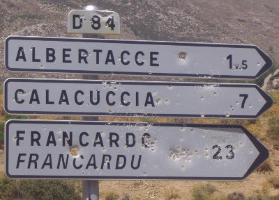 Zerschossener Wegweiser